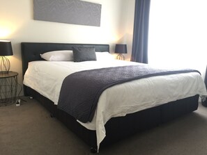 2 chambres, bureau, fer et planche à repasser, lit parapluie