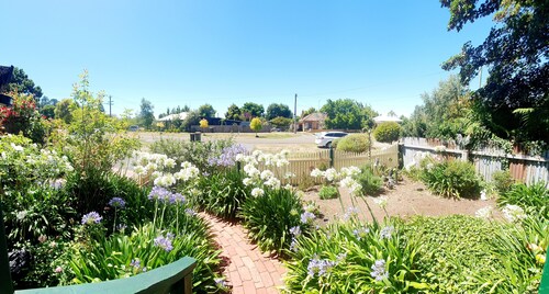 A DAYLESFORD Abelia Cottage 2br 750 M  walk to  town sleeps 5