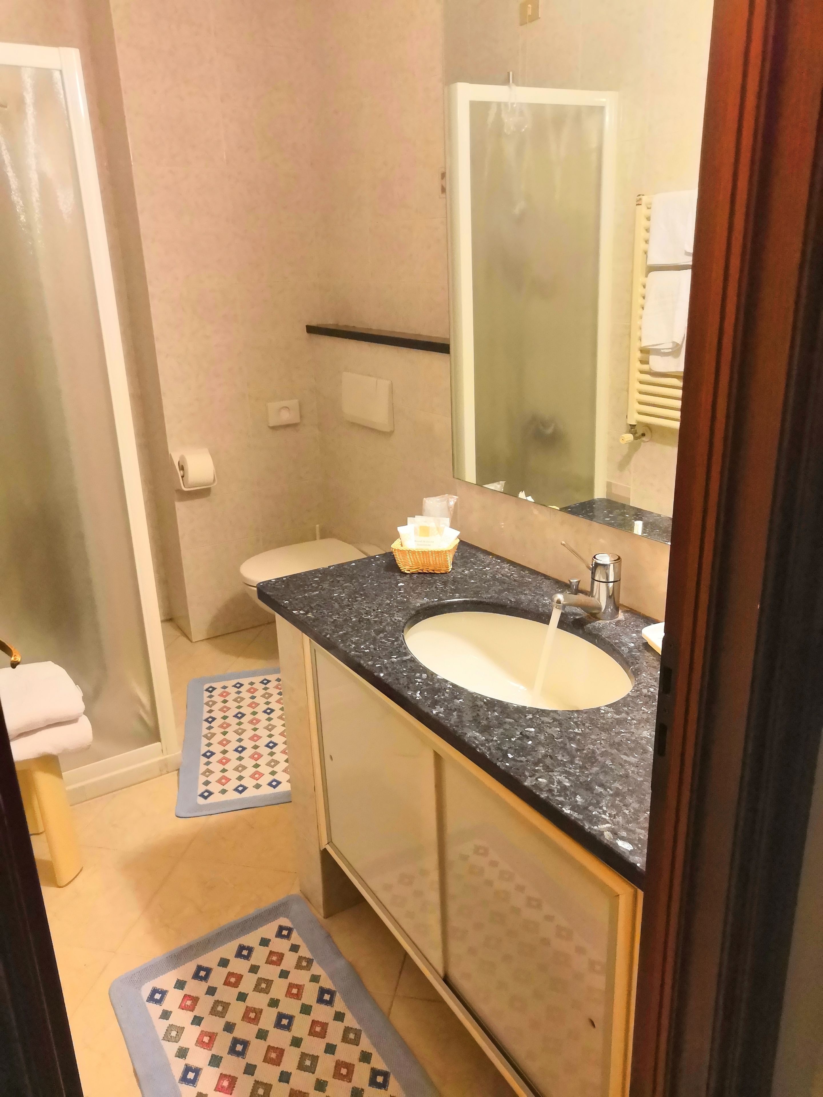 Artículos de tocador gratuitos, secador de pelo, bidet