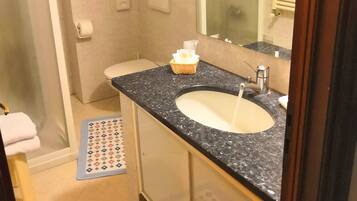 Artículos de tocador gratuitos, secador de pelo, bidet