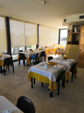 Desayuno bufé gratuito y diario