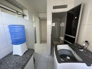 Douche, serviettes fournies, papier de toilette