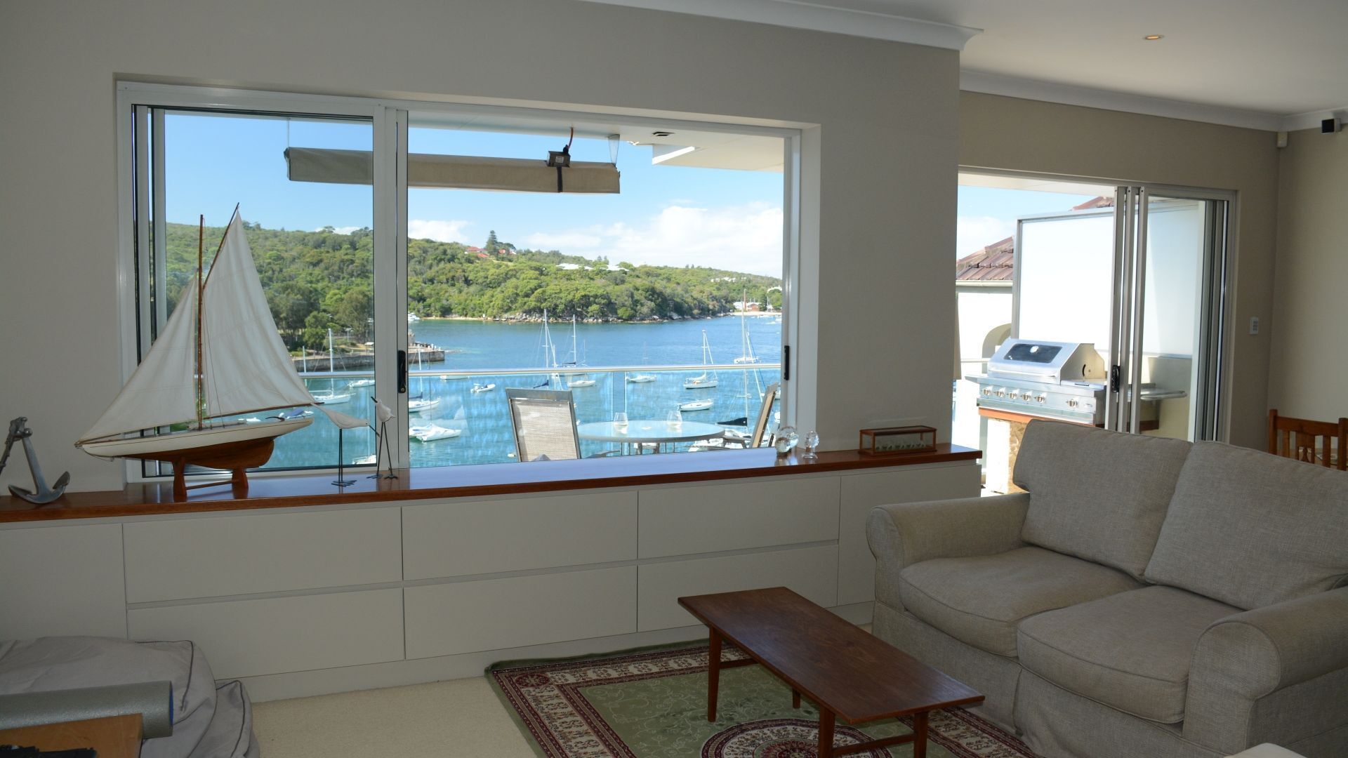 Beachfront Penthouse Apartment — image 9