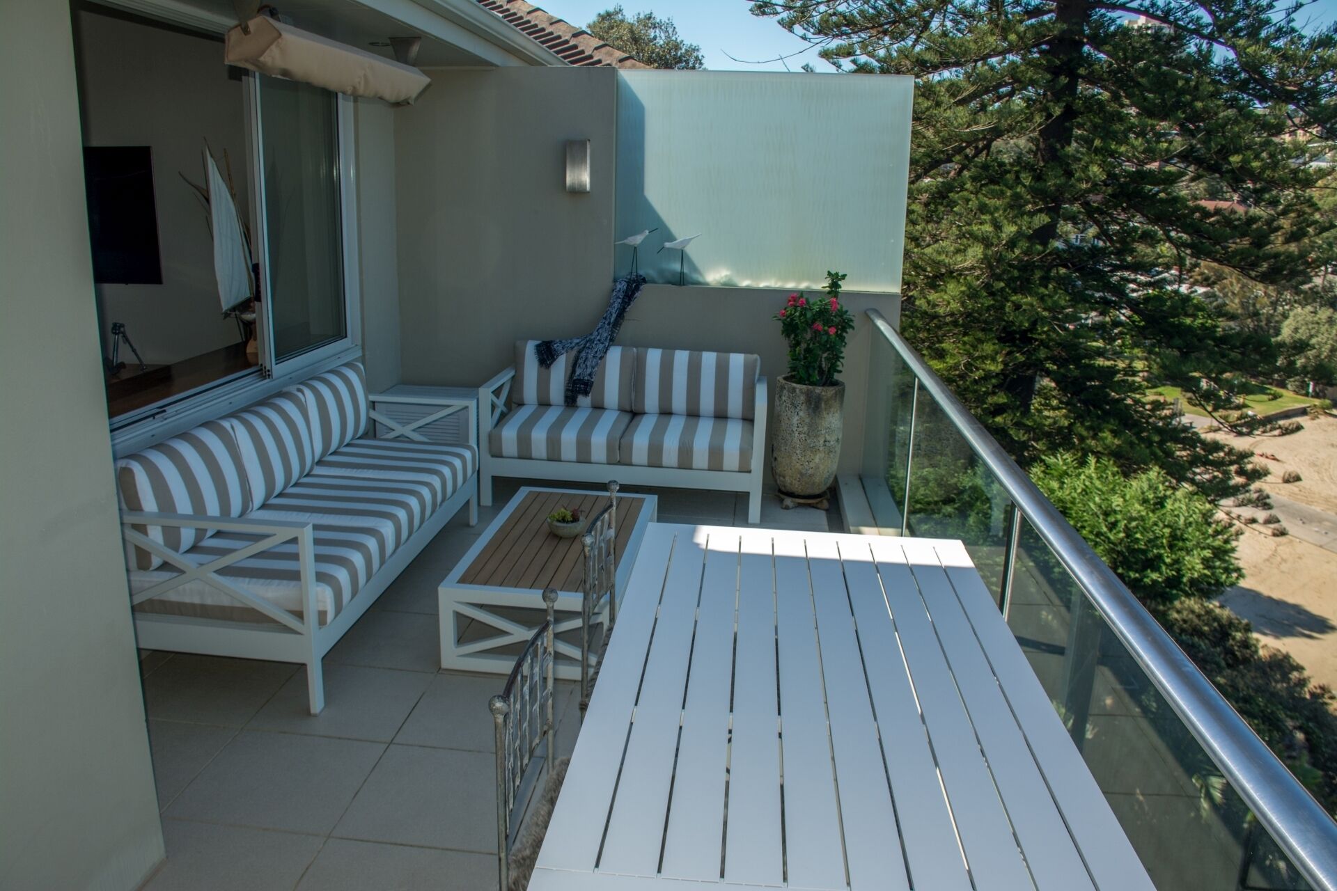 Beachfront Penthouse Apartment — image 10