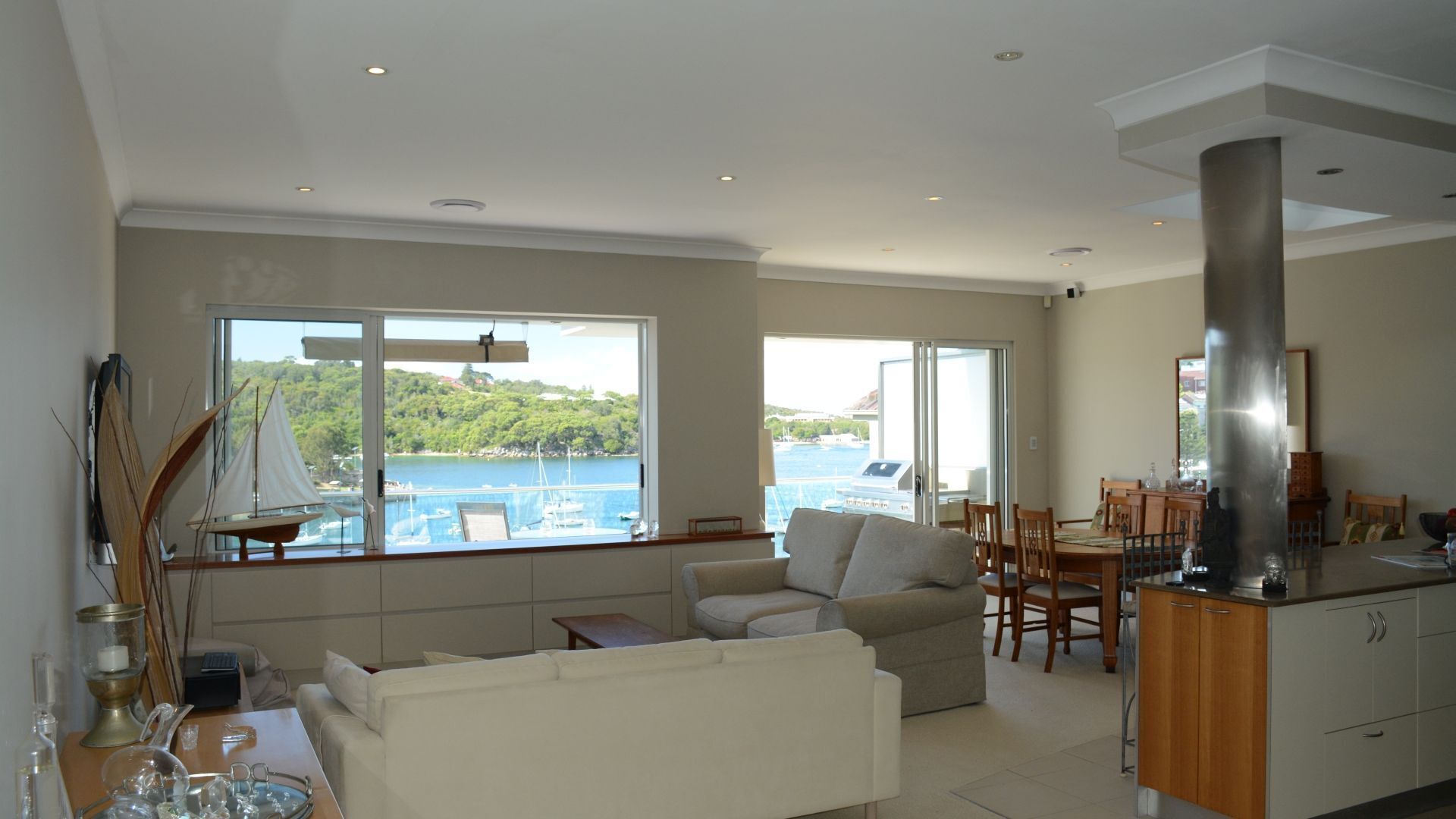 Beachfront Penthouse Apartment — image 11