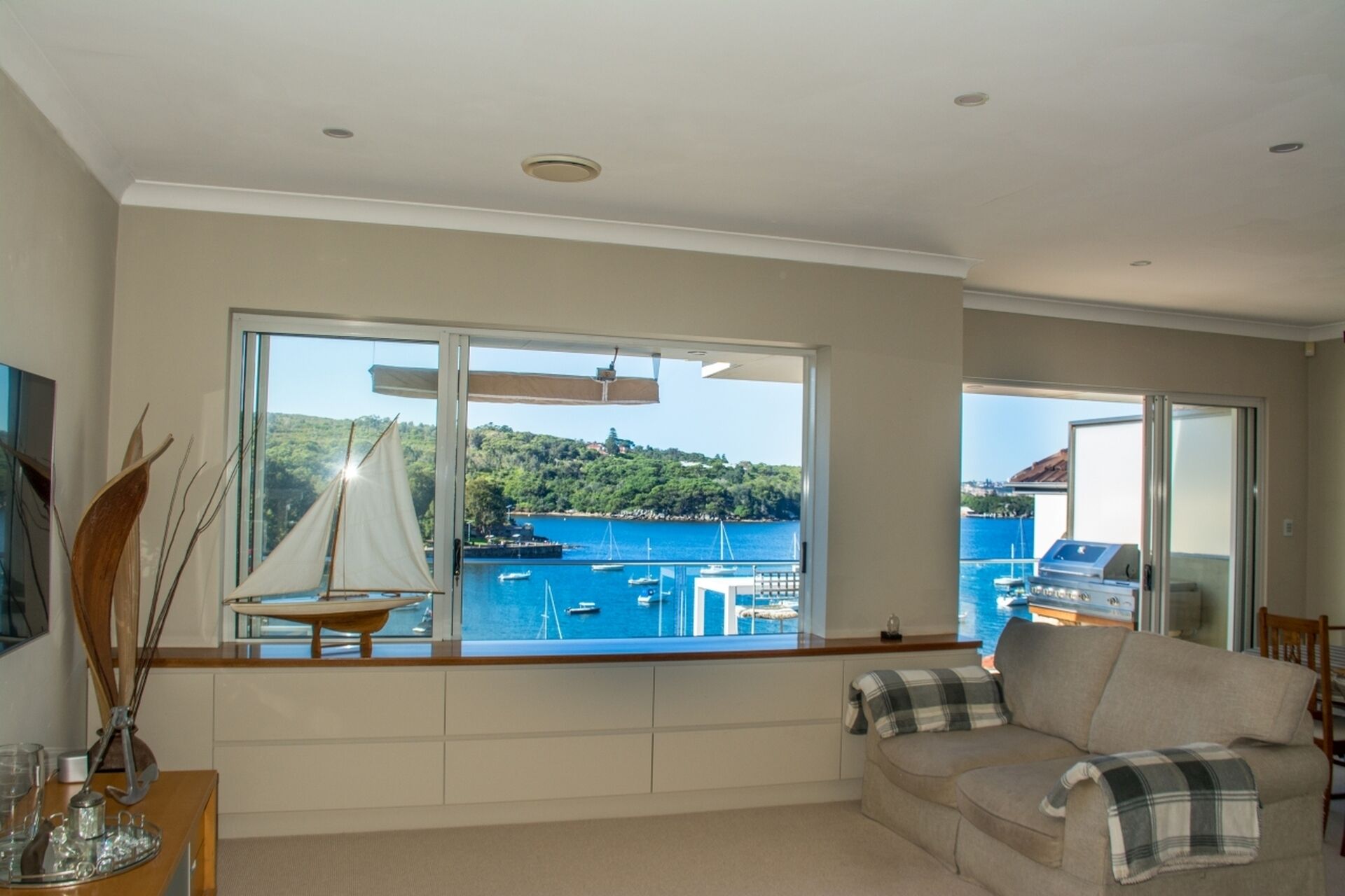 Beachfront Penthouse Apartment — image 3