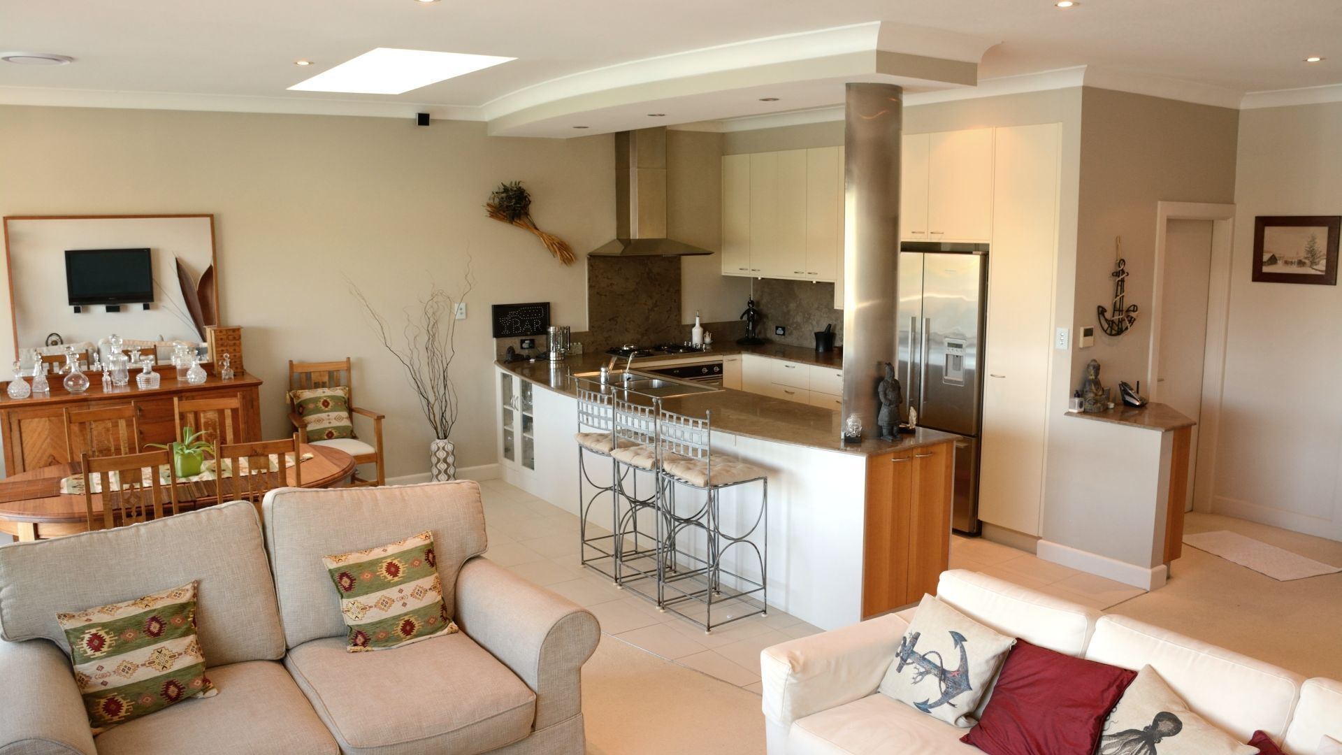 Beachfront Penthouse Apartment — image 2