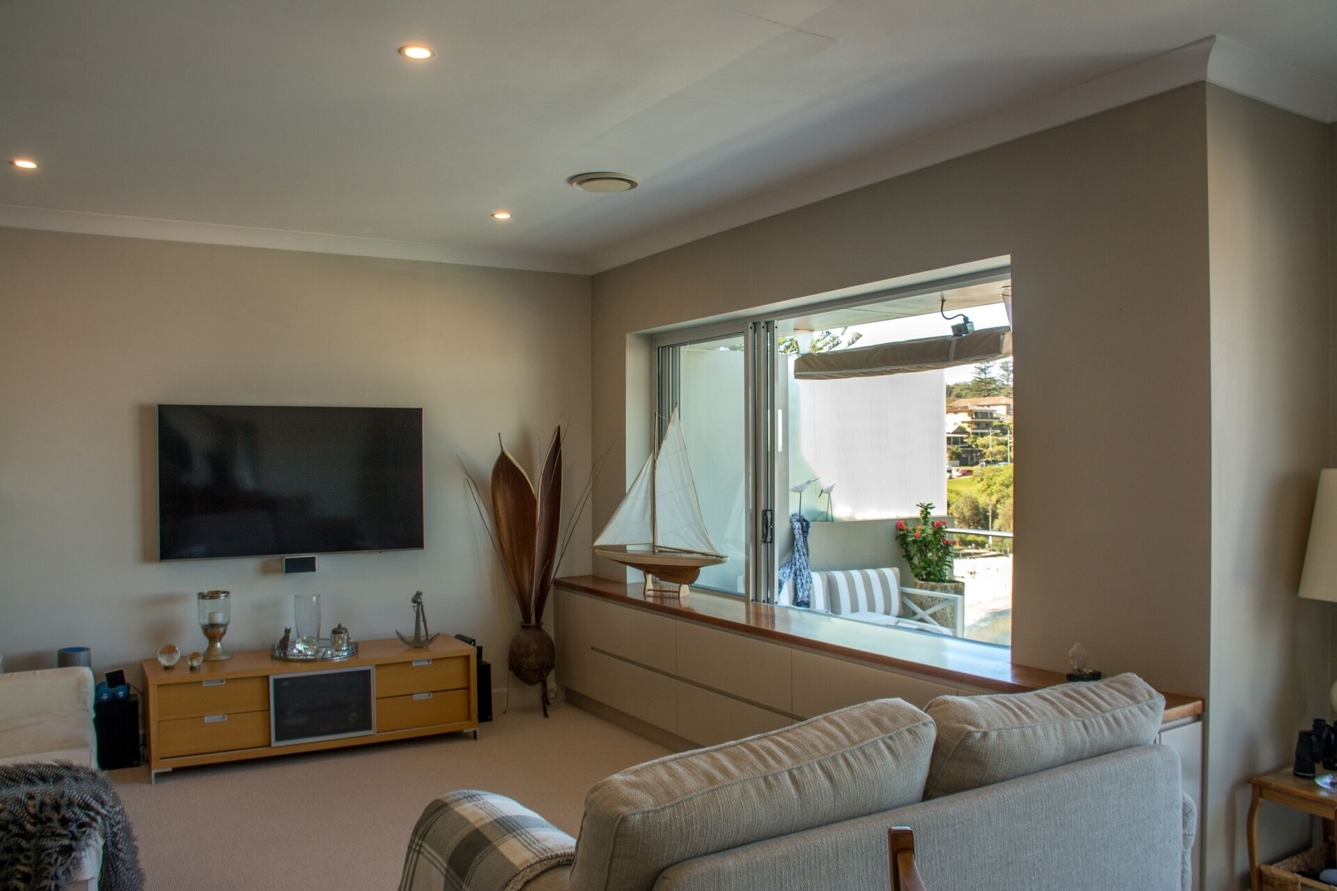 Beachfront Penthouse Apartment — image 12