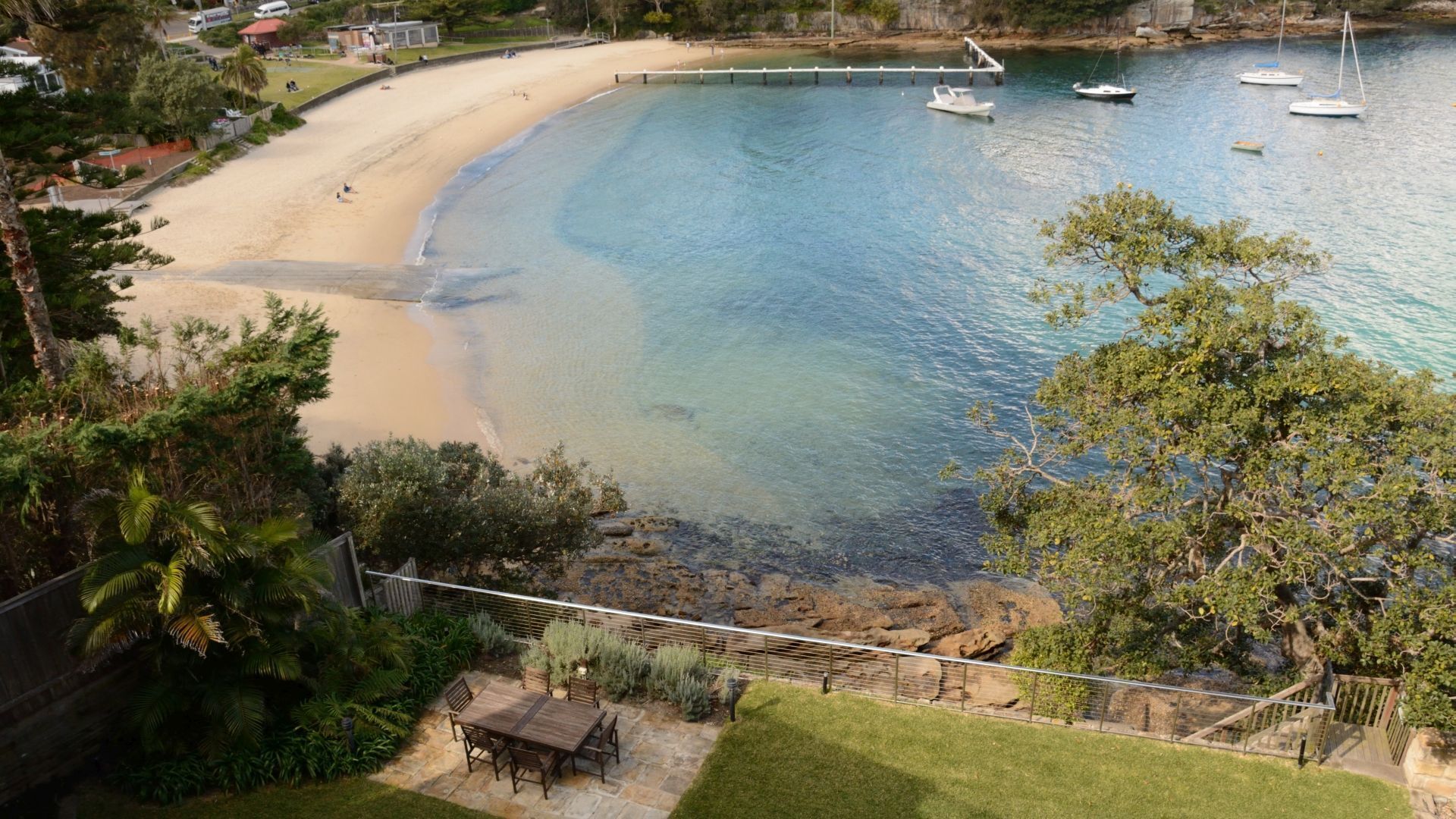 Beachfront Penthouse Apartment — image 7