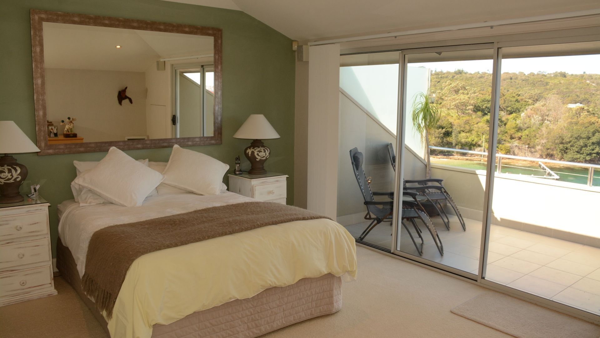 Beachfront Penthouse Apartment — image 18