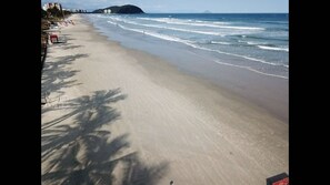 Perto da praia, espreguiçadeiras 