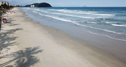 Kaunis rivitalo on ilmastointi, uima-allas, erillinen poreallas ja vesiputous