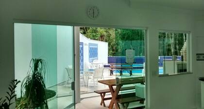 Kaunis rivitalo on ilmastointi, uima-allas, erillinen poreallas ja vesiputous