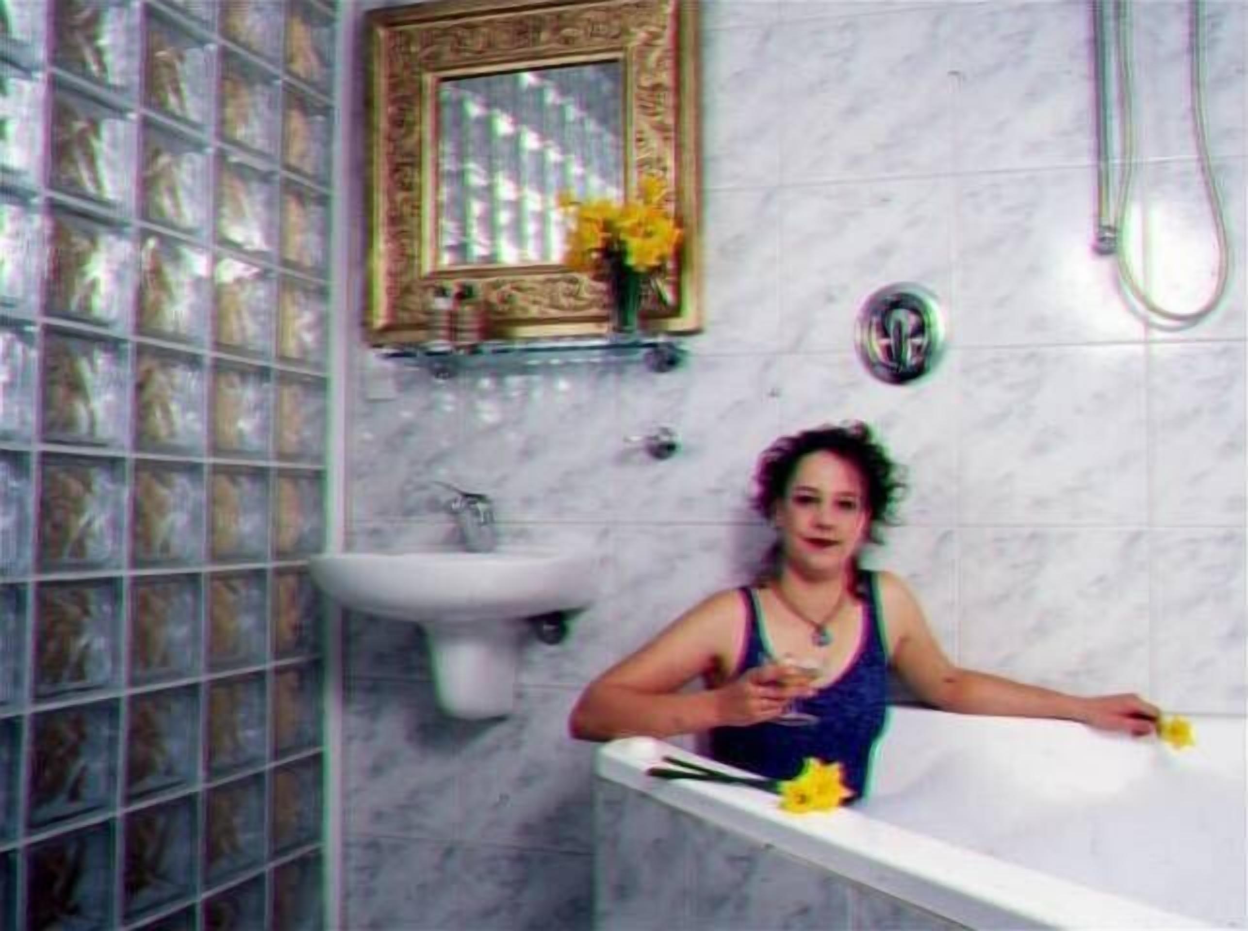 Une salle de bain avec un lavabo en marbre, une cabine de douche en verre et un miroir décoratif.