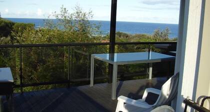 STRATHMORE LODGE UNIT 1. UPPER LEVEL. Spectacular views of Lighthouse Beach.