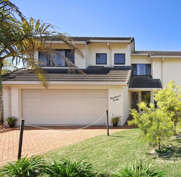 Exterior - STRATHMORE LODGE  UNIT 1. UPPER LEVEL. Spectacular views of Lighthouse Beach. (Port Macquarie)