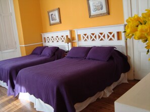 Standard Room, 1 Queen Bed, Non Smoking | Individually furnished, desk, iron/ironing board, cribs/infant beds