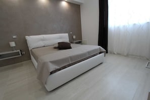 Escritorio, wifi gratis, ropa de cama y acceso para silla de ruedas 