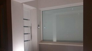 A narrow hallway with a door on the left and a large window on the right. - Bed and breakfast Ledwars (Taviano)
