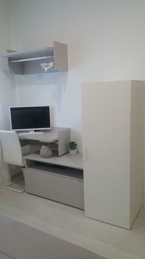 Habitación doble, baño privado | Escritorio, wifi gratis, ropa de cama y acceso para silla de ruedas 