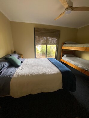 3 Schlafzimmer, Bügeleisen/Bügelbrett, Reisekinderbett, Bettwäsche