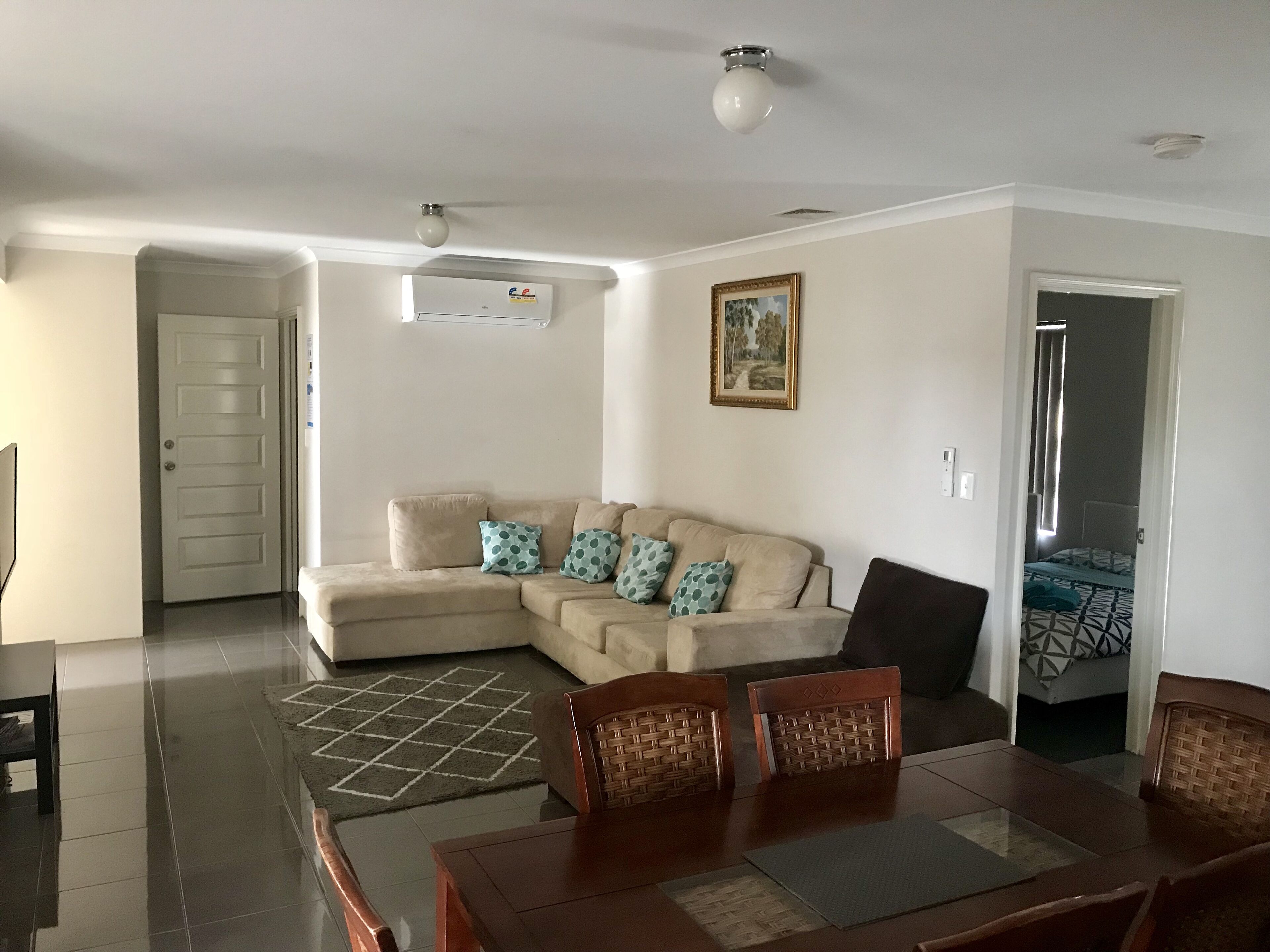 Cannington Home Accommodation House 5 (4 bedrooms and 2 bathrooms). — image 6