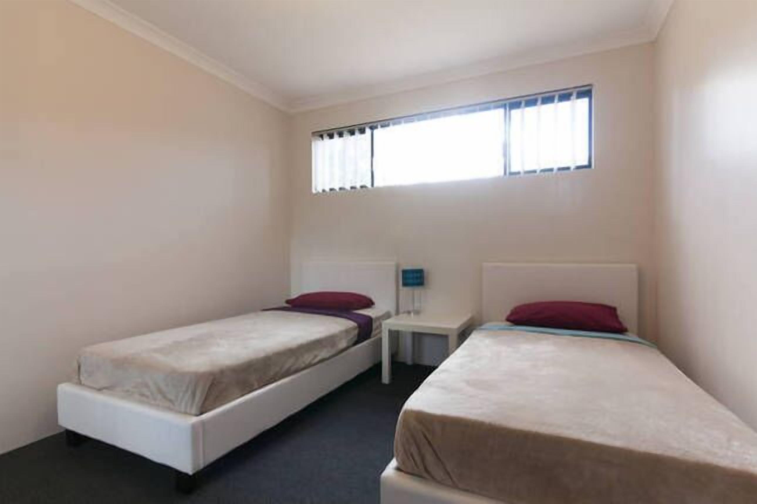 Cannington Home Accommodation House 5 (4 bedrooms and 2 bathrooms). — image 14