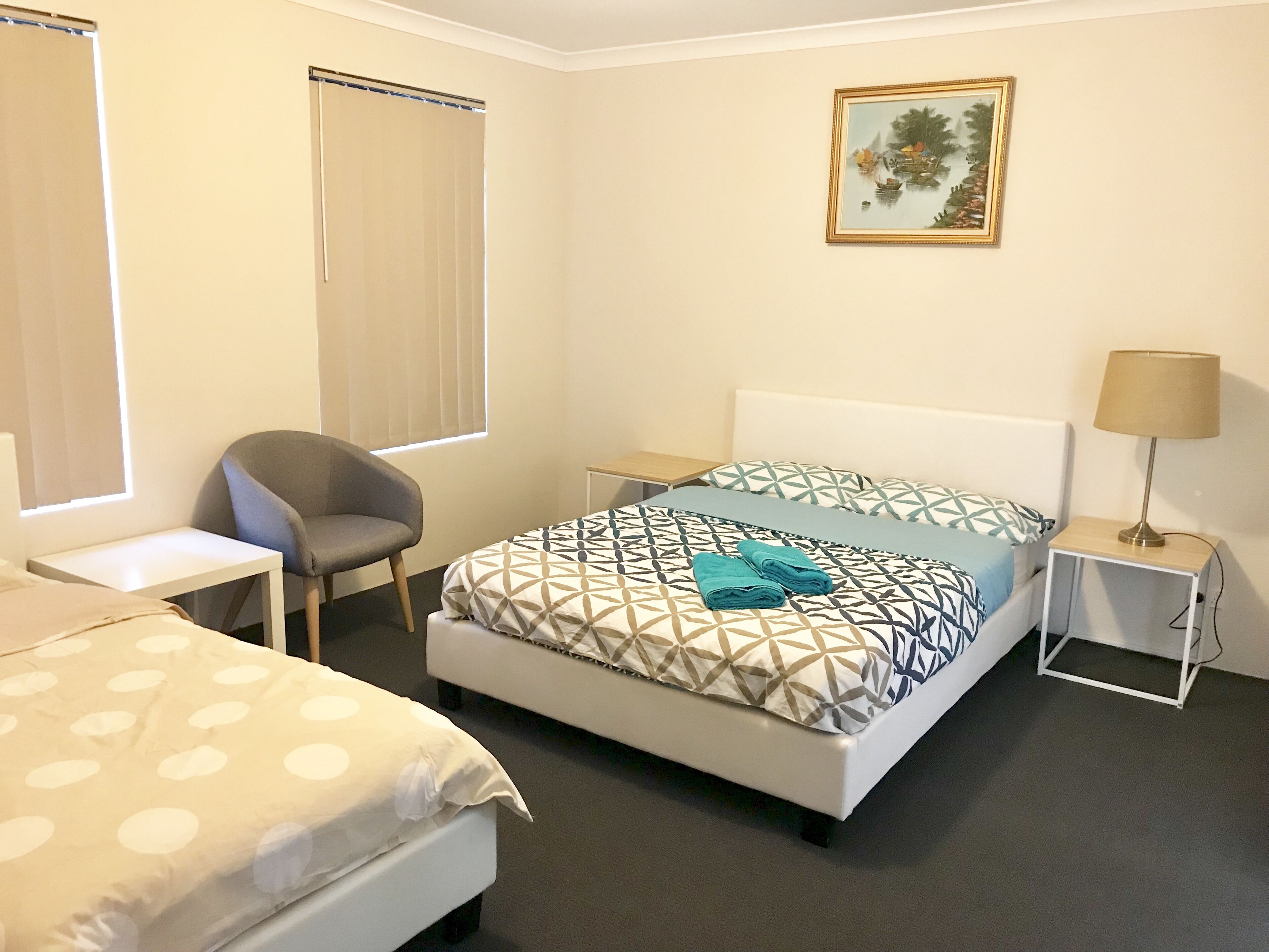Cannington Home Accommodation House 5 (4 bedrooms and 2 bathrooms). — image 10