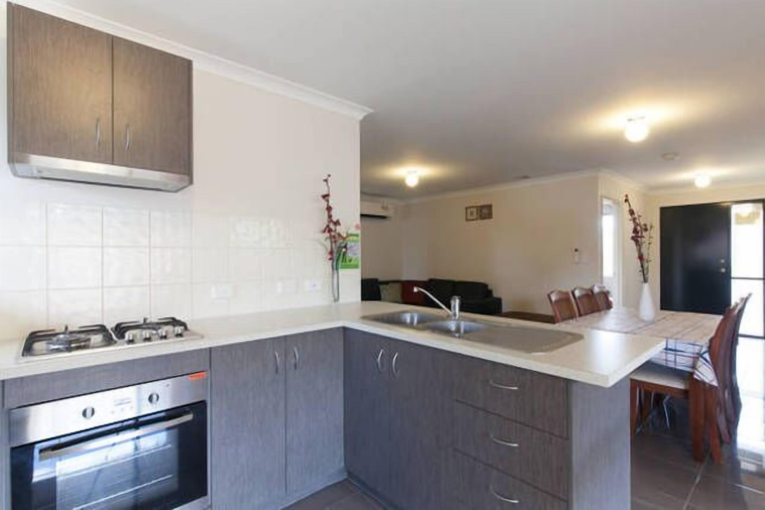 Cannington Home Accommodation House 5 (4 bedrooms and 2 bathrooms). — image 9