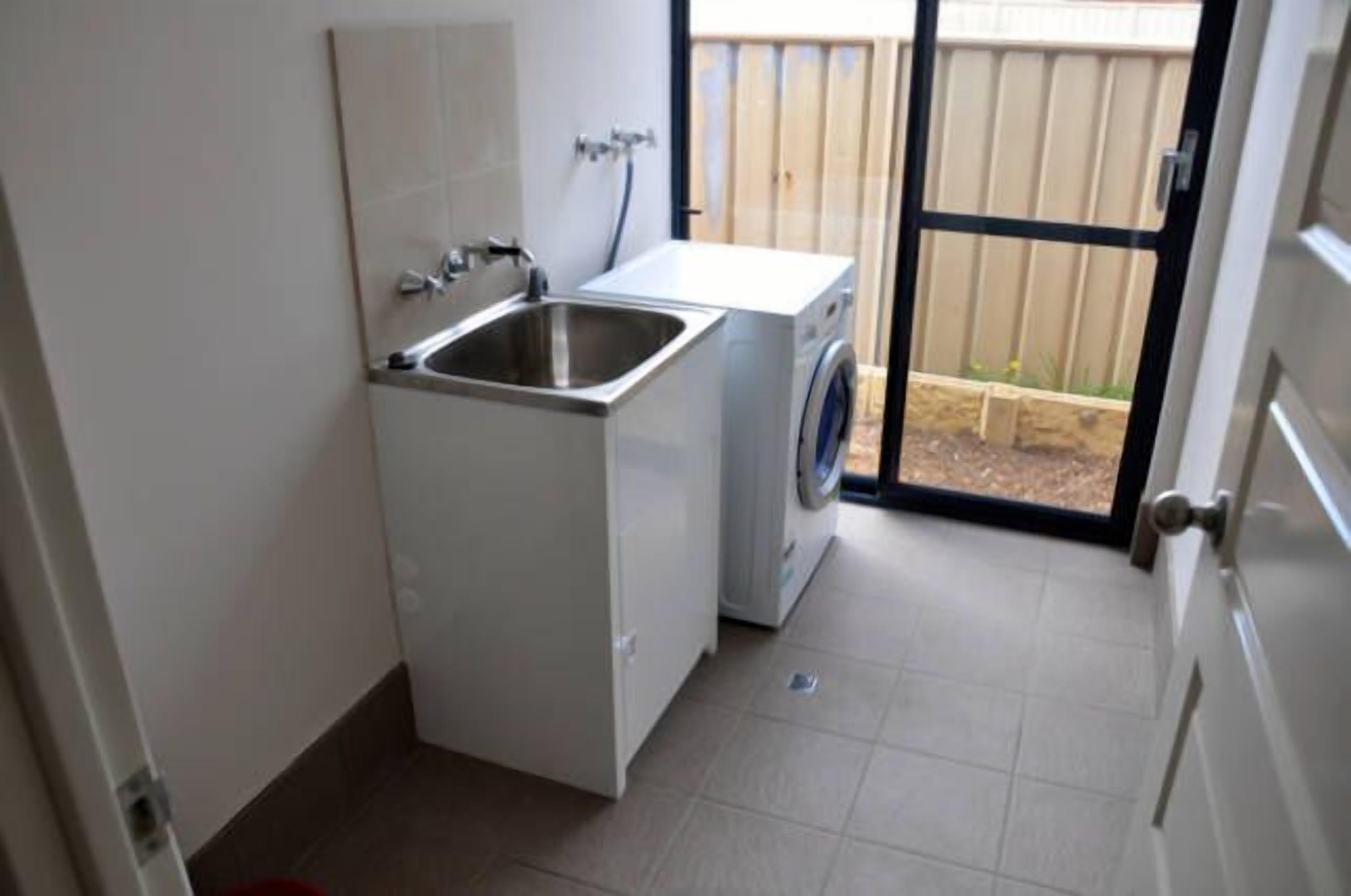 Cannington Home Accommodation House 5 (4 bedrooms and 2 bathrooms). — image 3