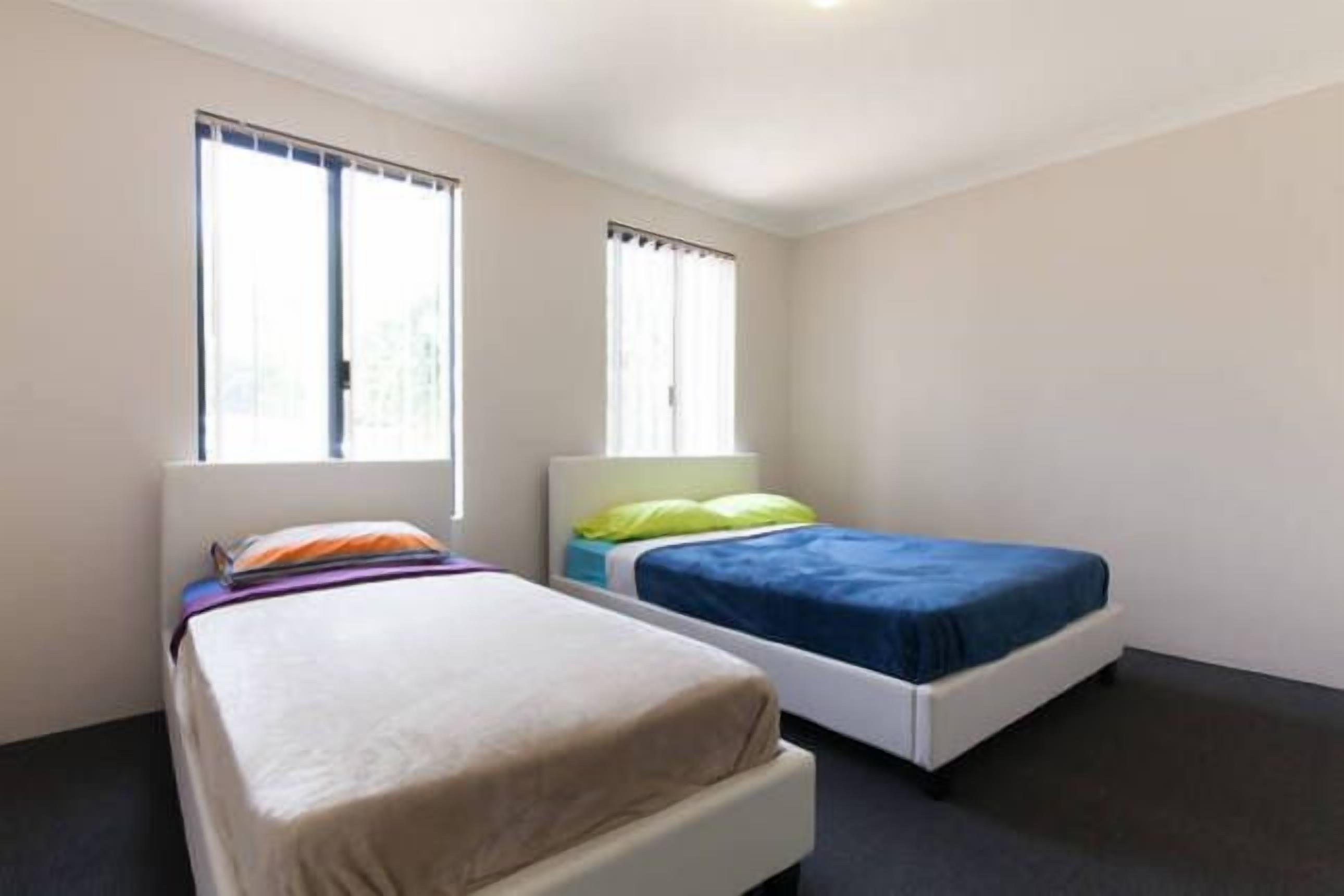 Cannington Home Accommodation House 5 (4 bedrooms and 2 bathrooms). — image 12