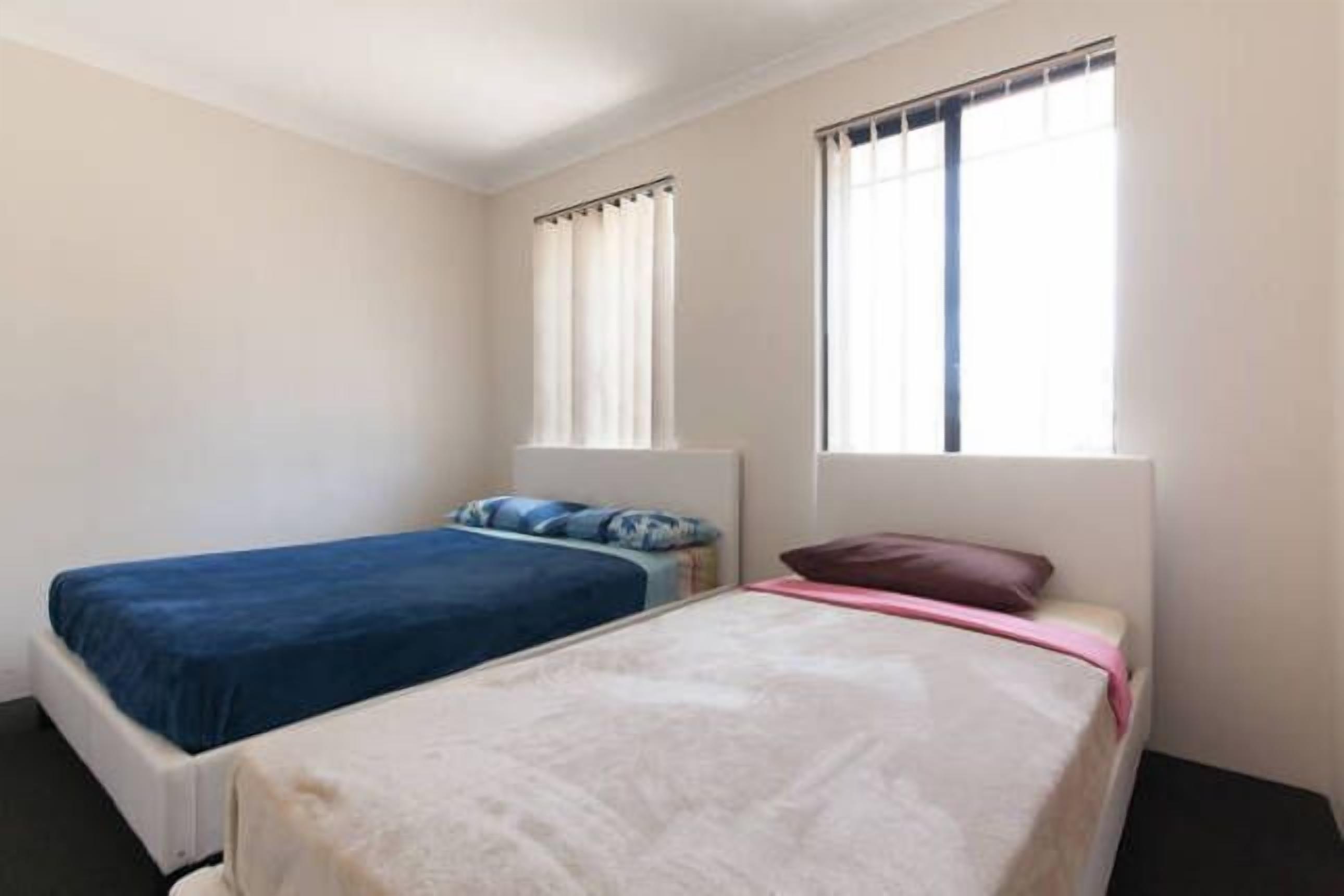 Cannington Home Accommodation House 5 (4 bedrooms and 2 bathrooms). — image 13