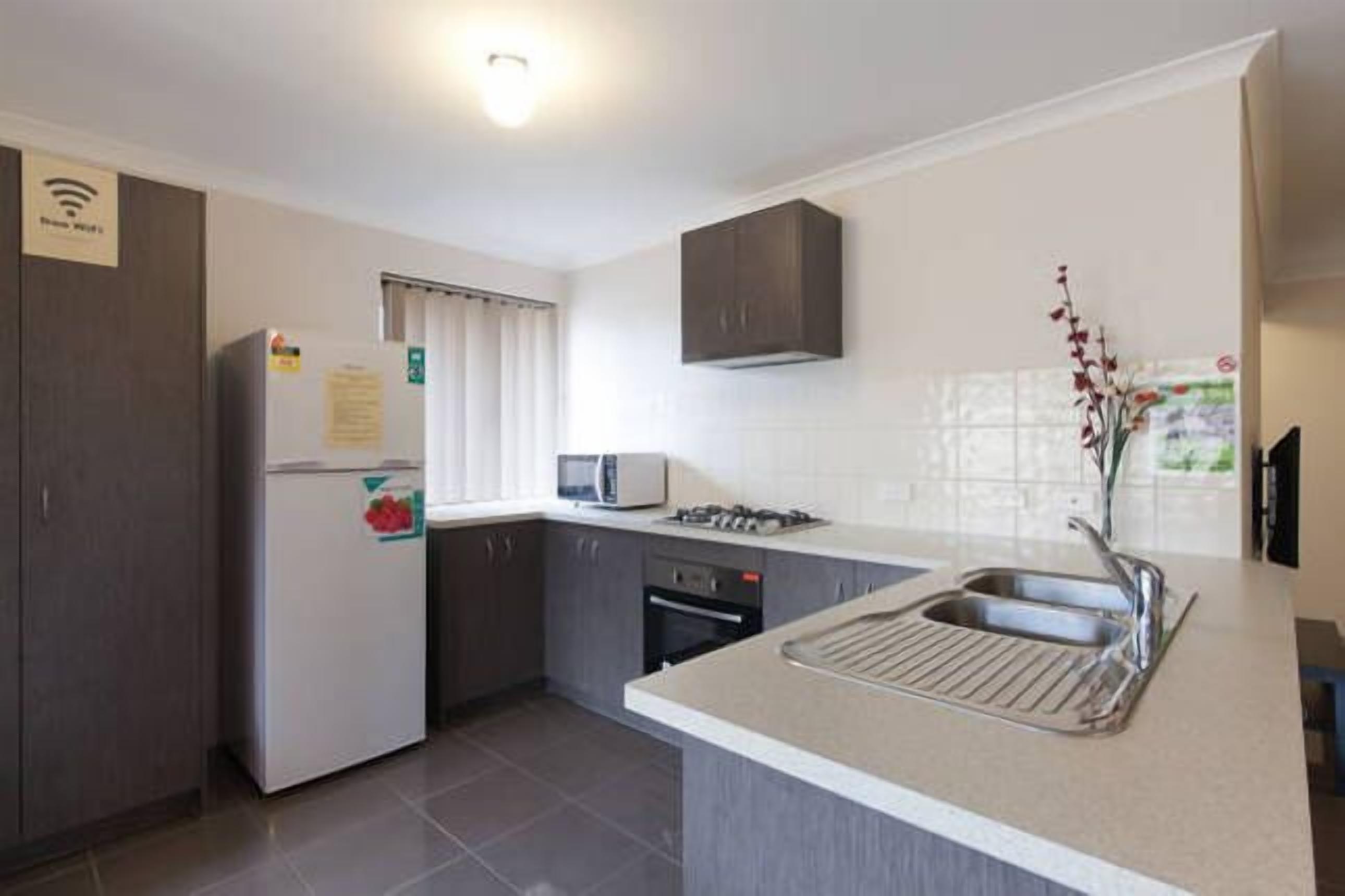 Cannington Home Accommodation House 5 (4 bedrooms and 2 bathrooms). — image 8