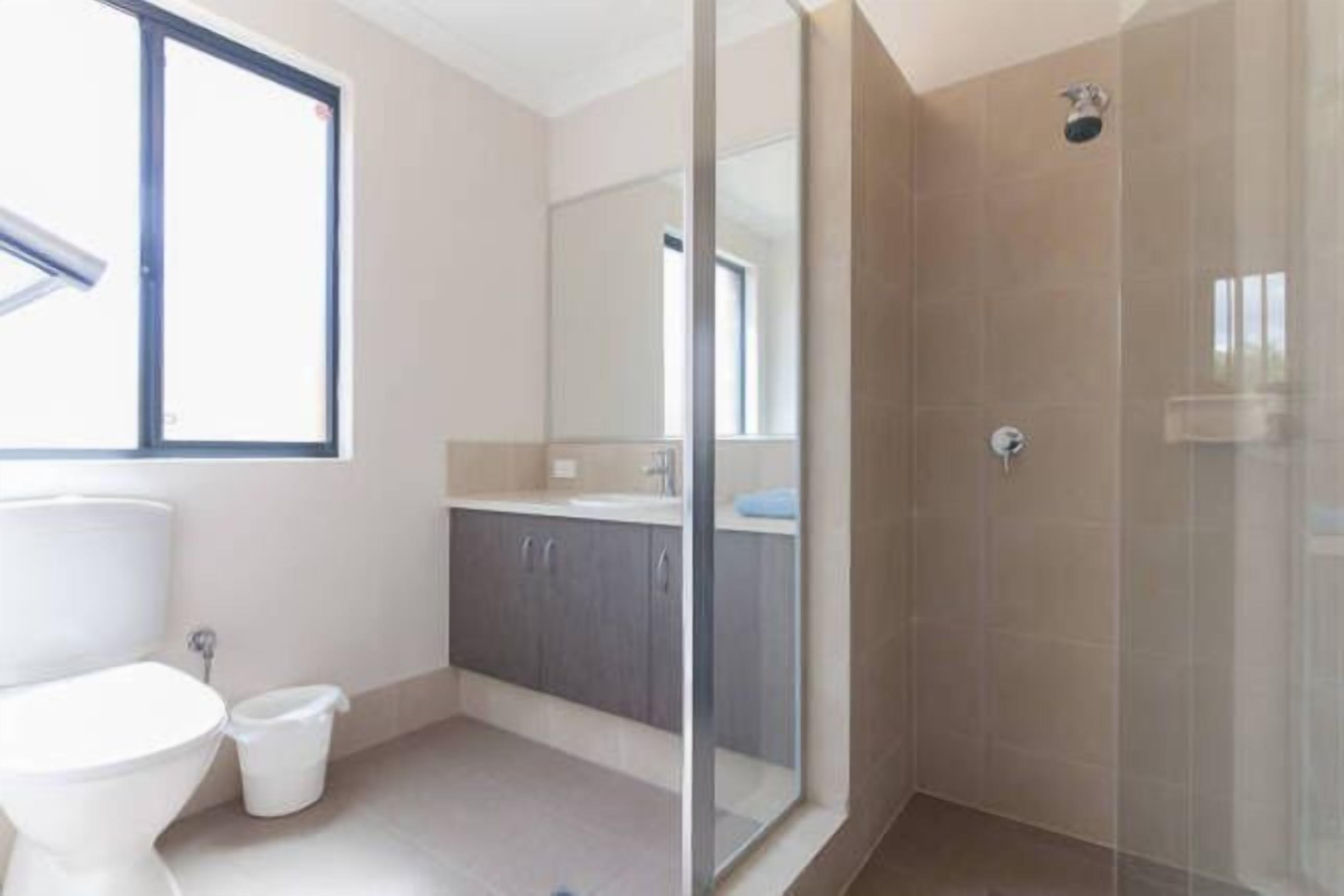 Cannington Home Accommodation House 5 (4 bedrooms and 2 bathrooms). — image 11