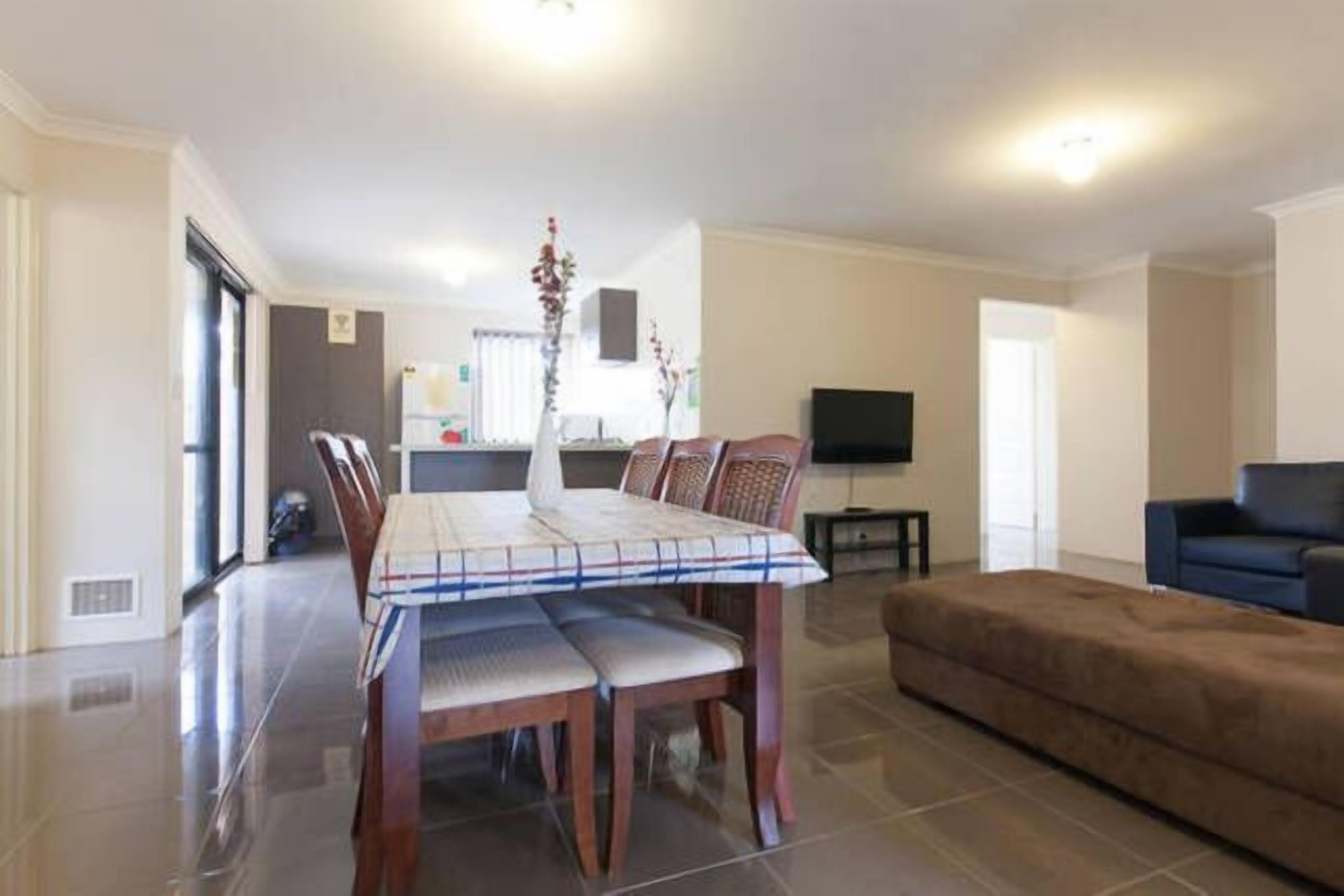 Cannington Home Accommodation House 5 (4 bedrooms and 2 bathrooms). — image 7