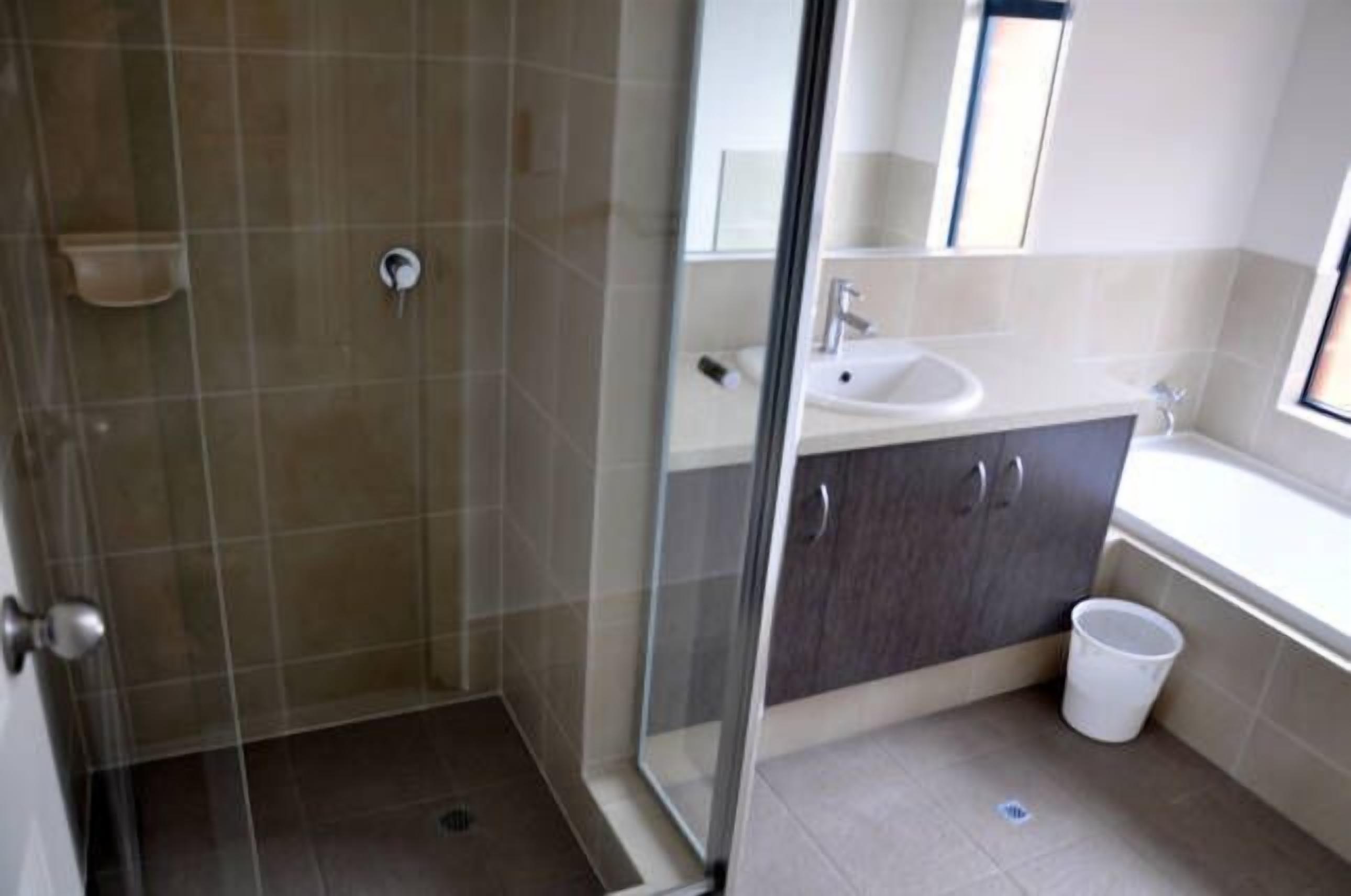 Cannington Home Accommodation House 5 (4 bedrooms and 2 bathrooms). — image 16