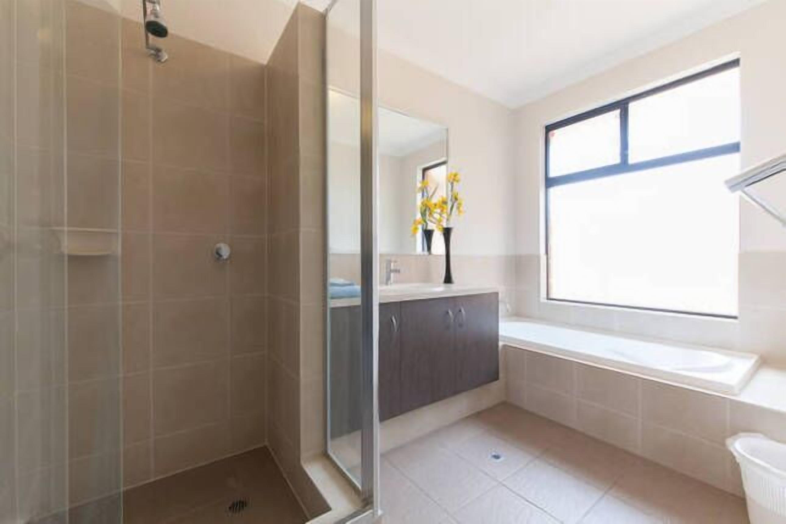 Cannington Home Accommodation House 5 (4 bedrooms and 2 bathrooms). — image 15