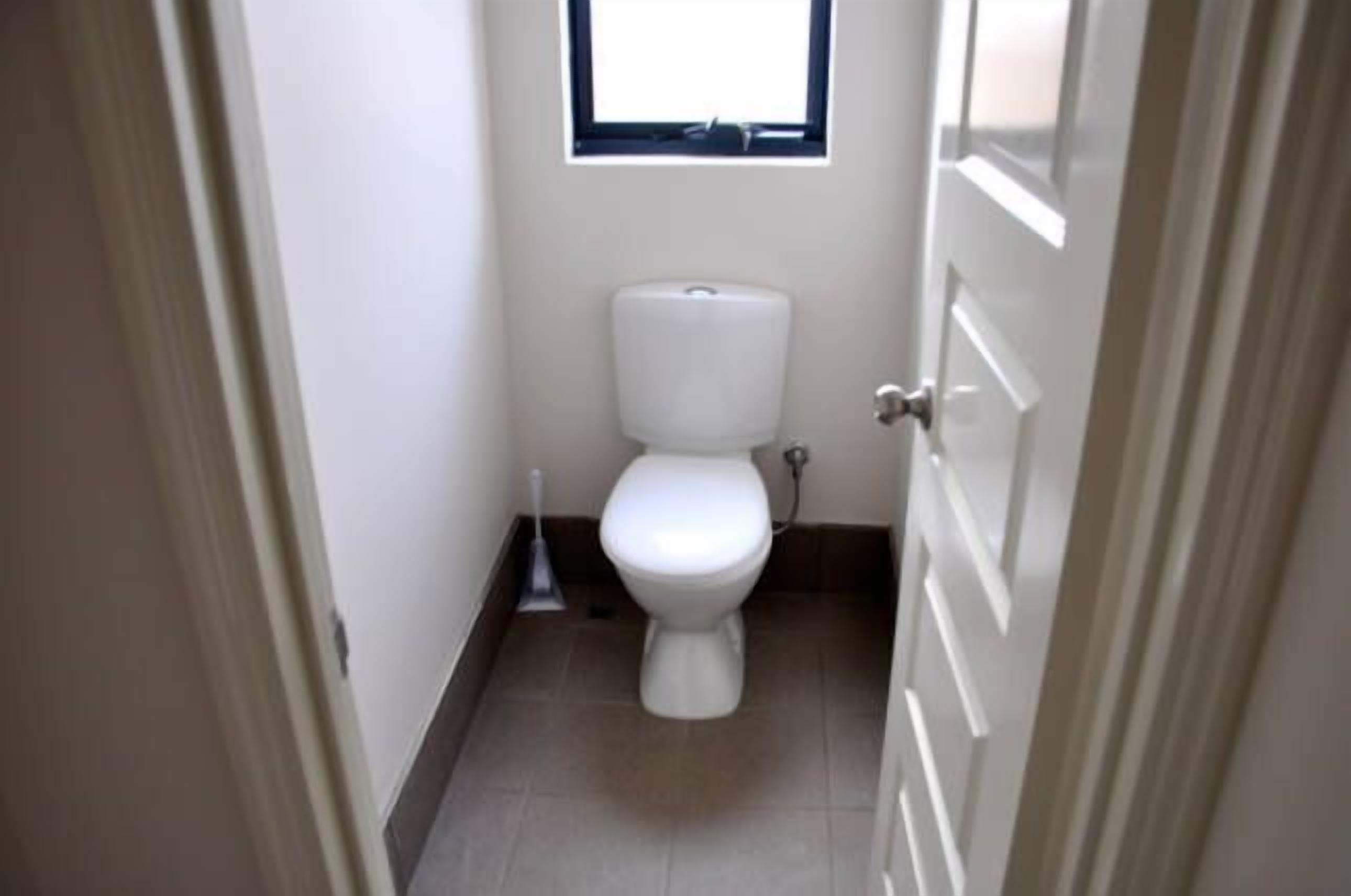 Cannington Home Accommodation House 5 (4 bedrooms and 2 bathrooms). — image 17