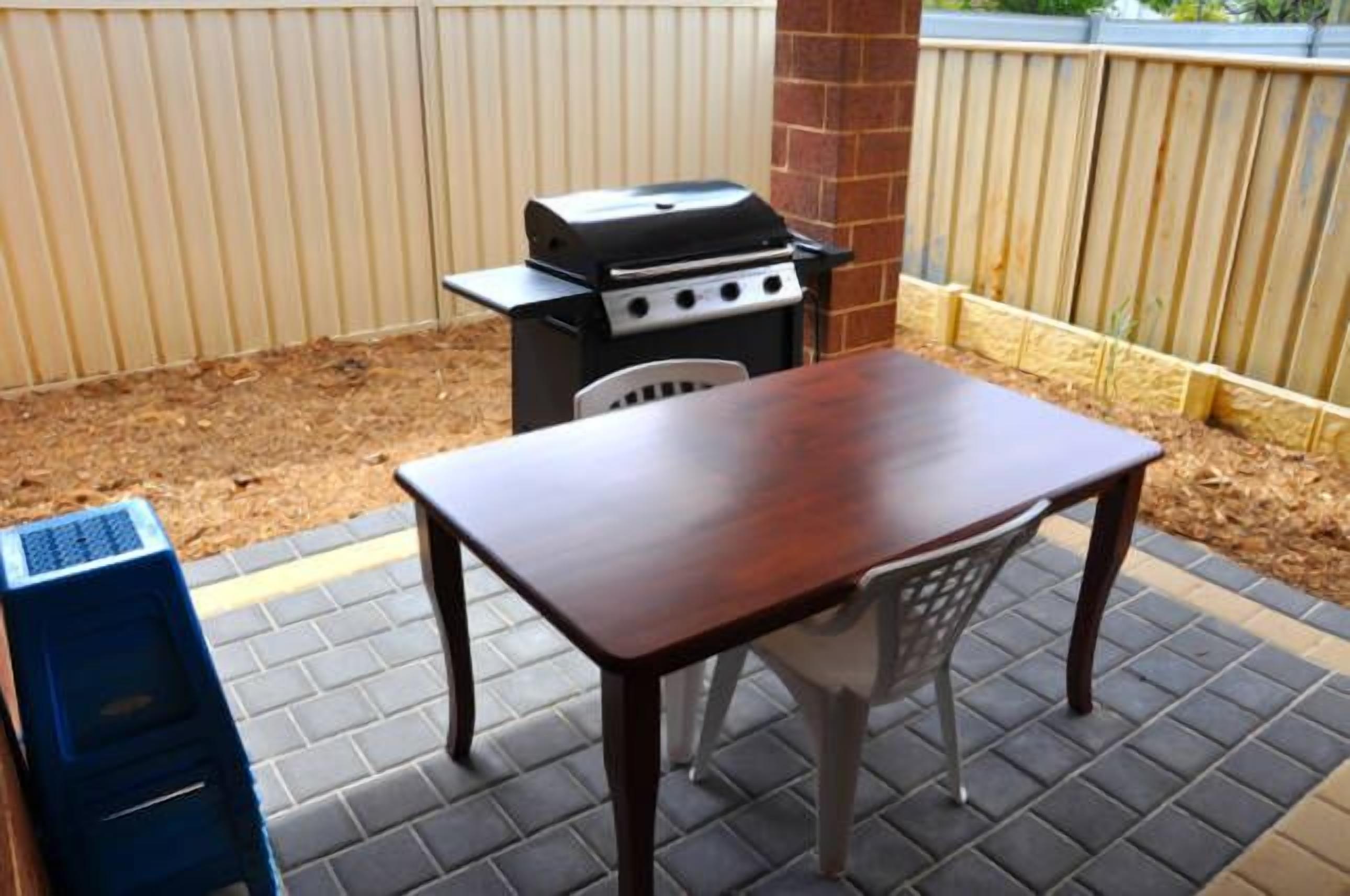 Cannington Home Accommodation House 5 (4 bedrooms and 2 bathrooms). — image 18