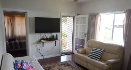 Sailors Rest - 50m to Water front - Sleeps 8
