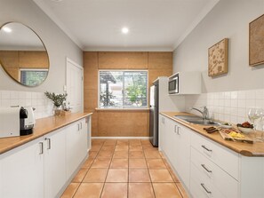 Frigorífico, microondas, cafetera o tetera y tostadora