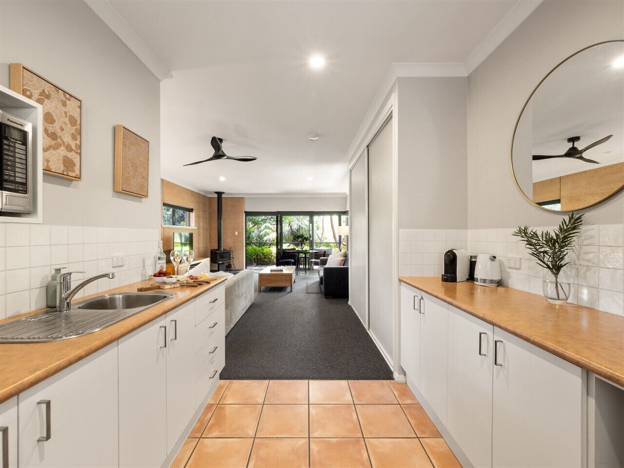 Kühlschrank, Mikrowelle, Wasserkocher mit Kaffee-/Teezubehör, Toaster