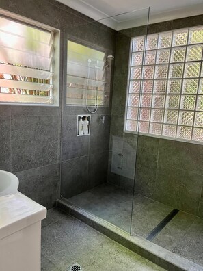 Dusche, Haartrockner, Handtücher, Seife