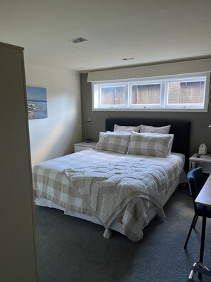 3 chambres, bureau, fer et planche à repasser, lit parapluie