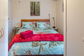 3 habitaciones, escritorio y tabla de planchar con plancha