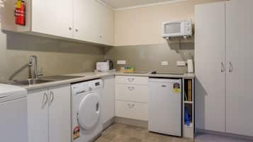 Réfrigérateur, micro-ondes, plaque de cuisson, cafetière/bouilloire