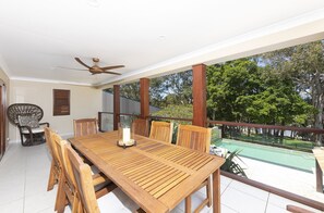 Outdoor dining - Songbird Luxury Getaway (Green Point)