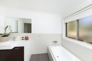 Bathtub, jetted tub, hair dryer, towels - Songbird Luxury Getaway (Green Point)