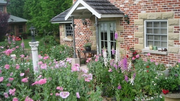 spring cottage garden
