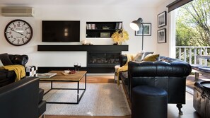 TV, lareira, DVD player, aparelho de som